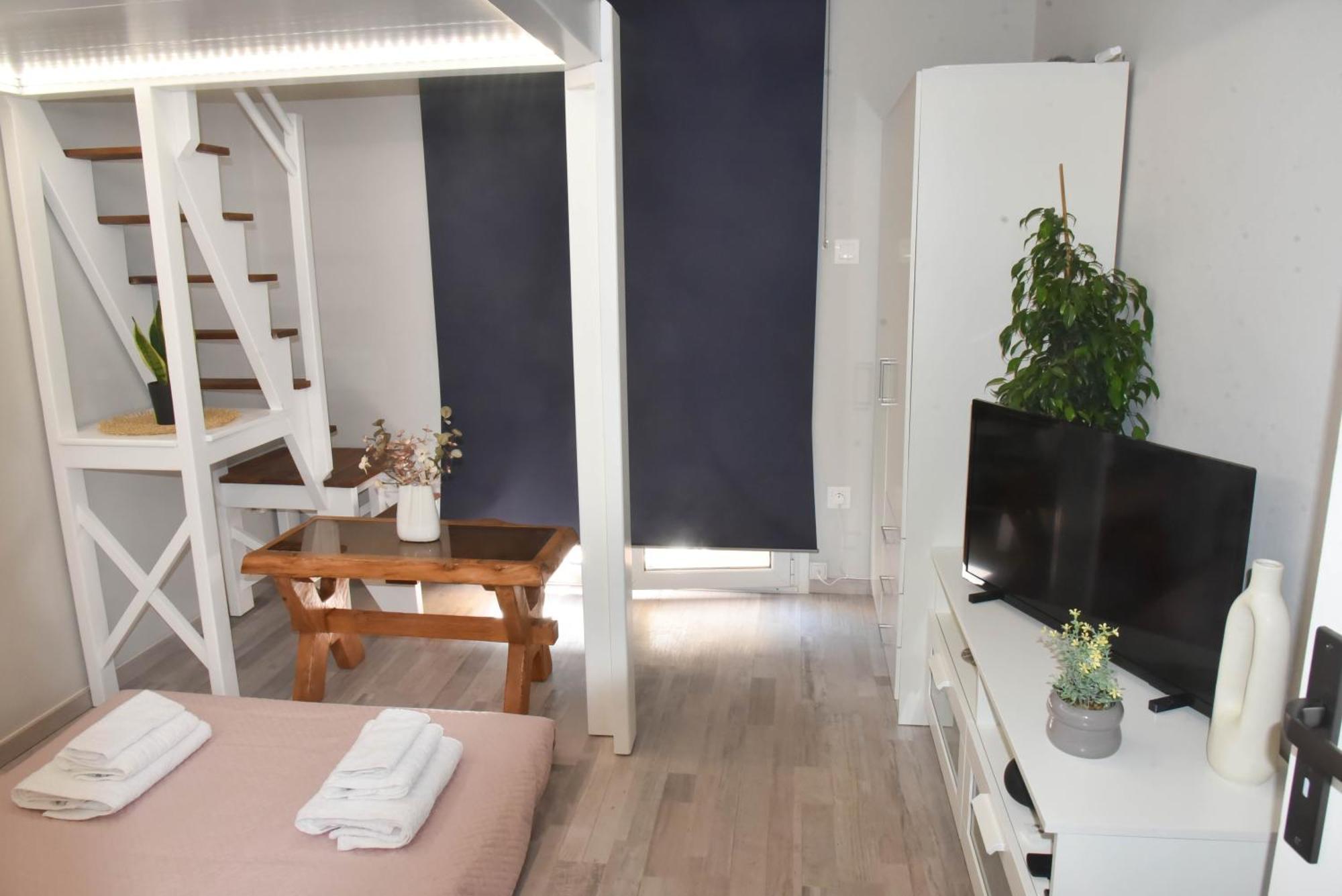 Apartment F K *